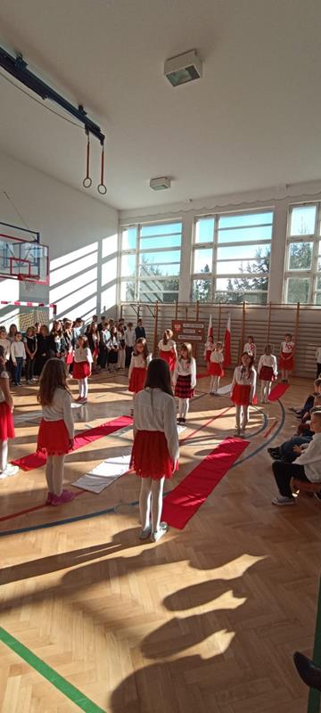 Szkoła do hymnu oraz Narodowe Święto Niepodległości